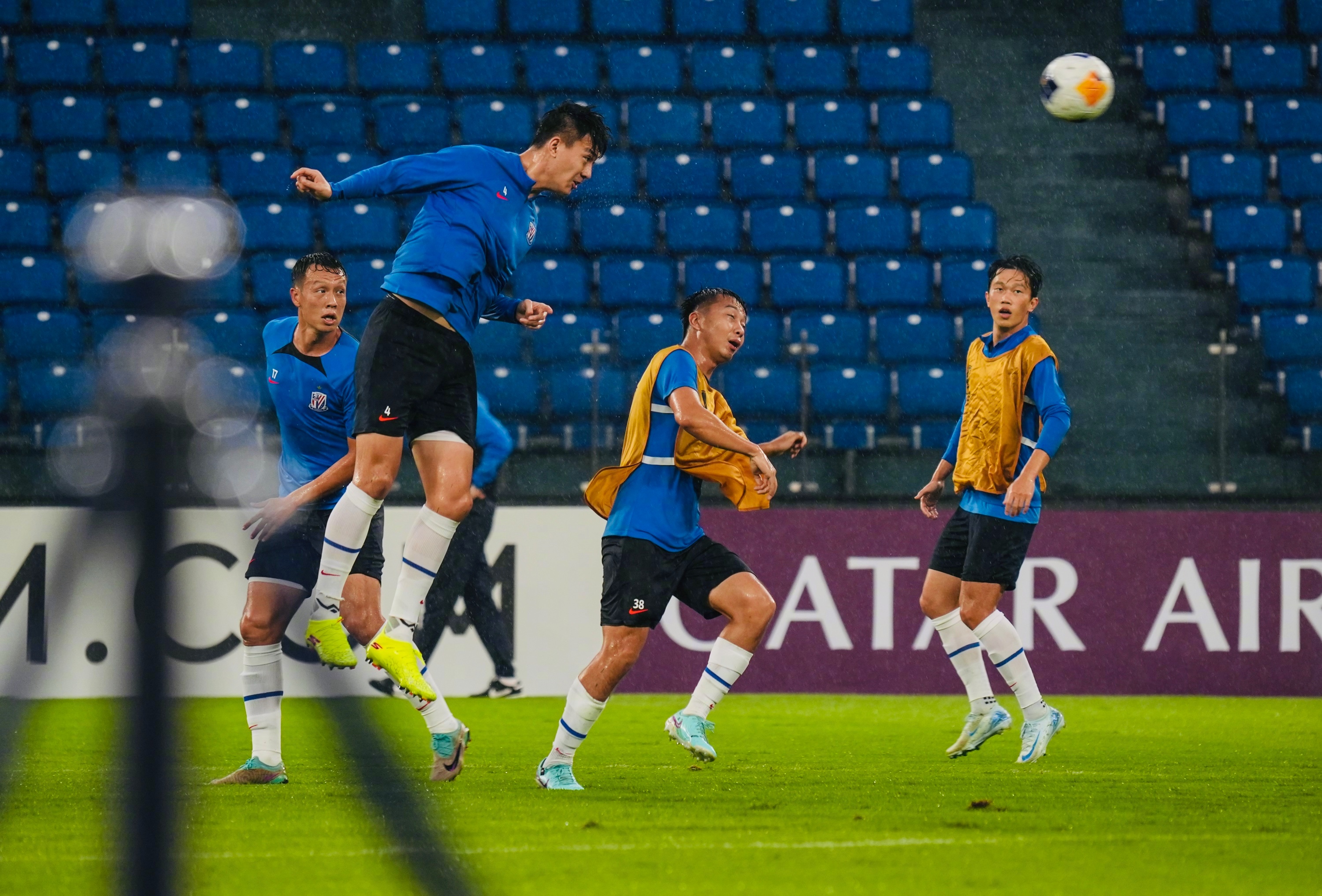 足球联赛冠军争夺战蓄势待发的简单介绍