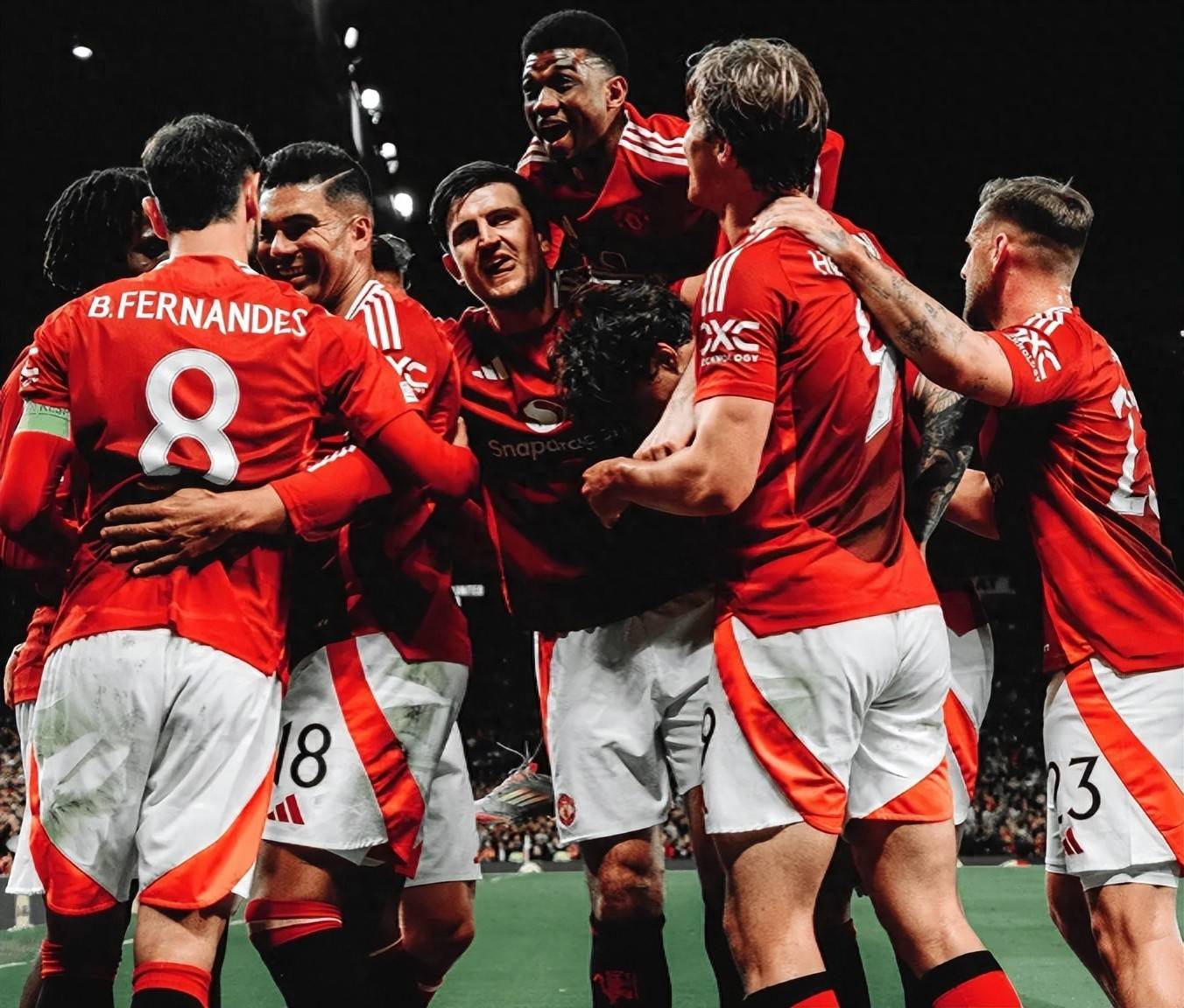 拜仁慕尼黑击败曼联，轻松晋级