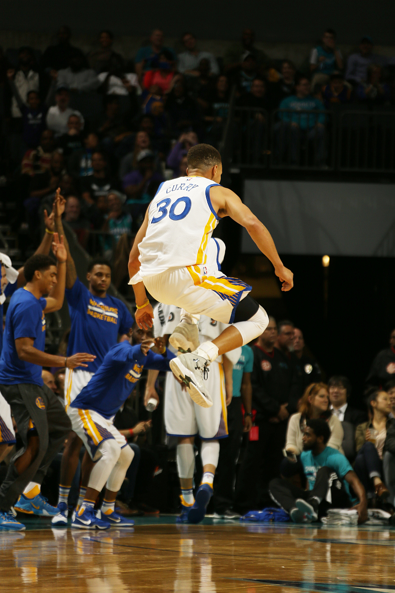 西班牙篮球巨星跳投绝杀领先球队晋级