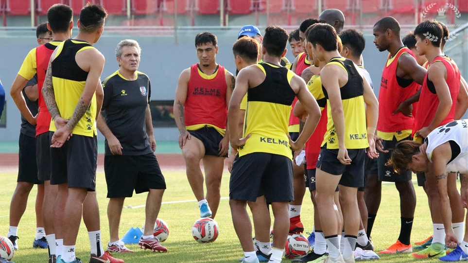 青岛黄海轮换首发阵容，教练调整策略备战的简单介绍