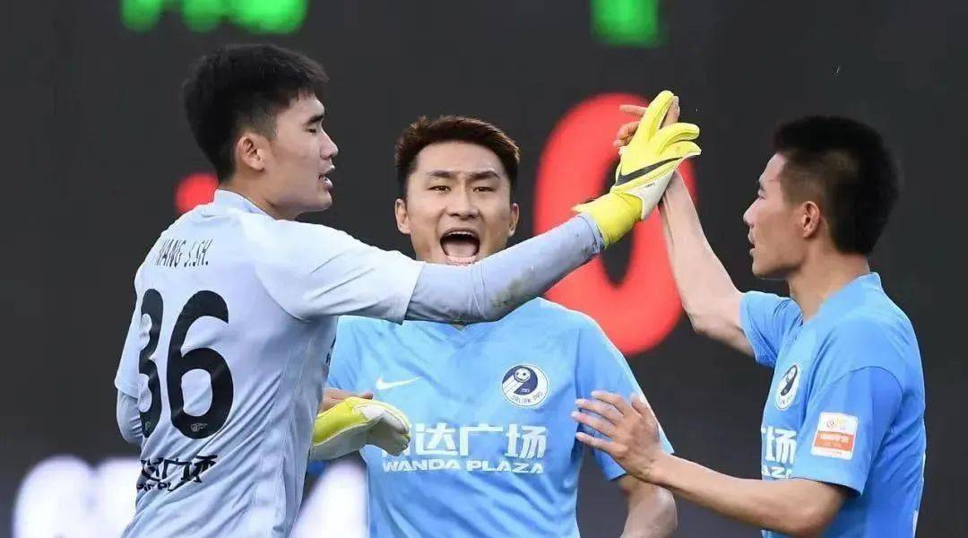 大赛卫冕冠军集训备战，主教练带队深入研究对手的简单介绍