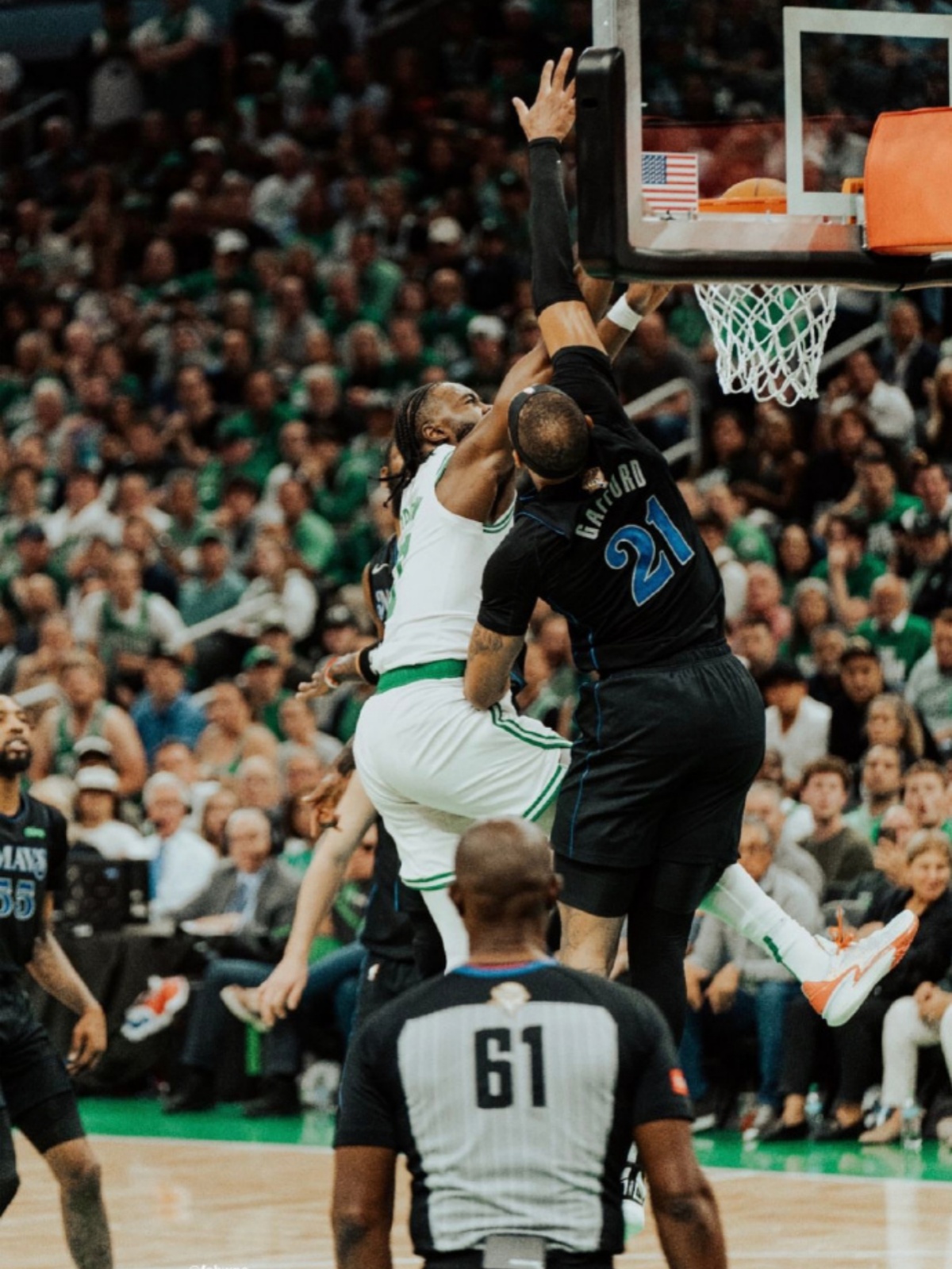 詹皇隔扣飞人！湖人险胜凯尔特人