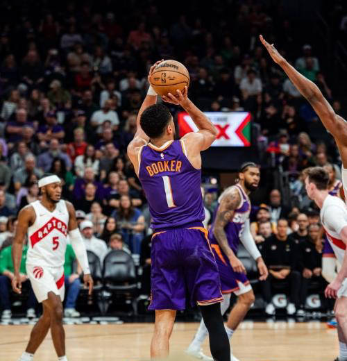 关于独行侠轻取猛龙,布克高光表现的信息 关于独行侠轻取猛龙,布克高光表现的信息