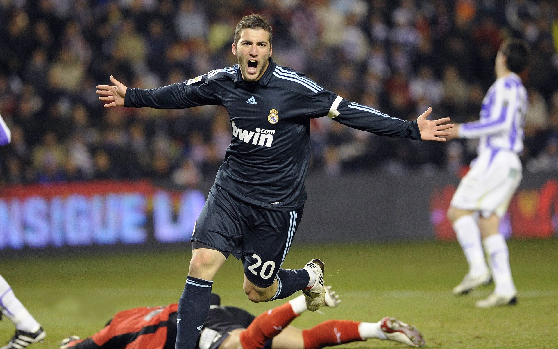 三笘薰完成自我救赎,里昂碾压利物浦,当救赎与碾压在足球史诗中相遇